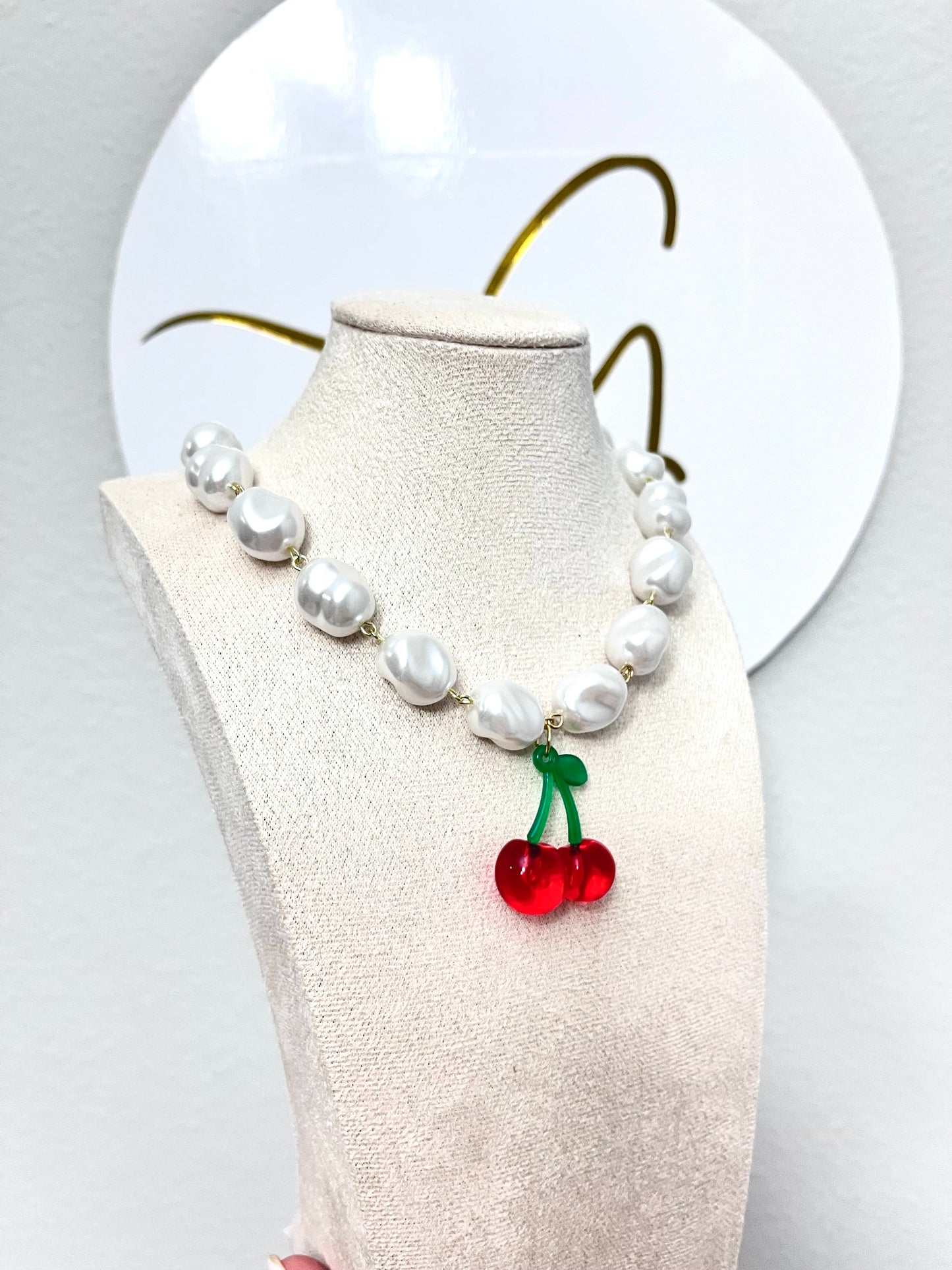 Collar de perlas y cerezas